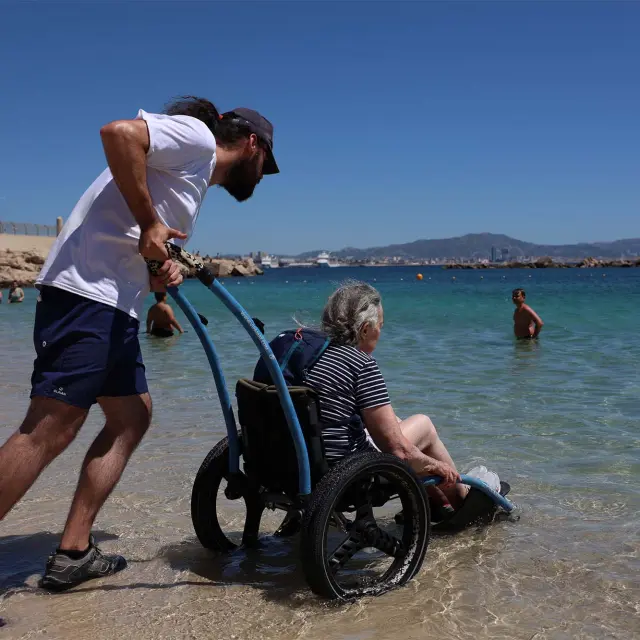 Fauteuil d'accès à l'eau sur les plages de Marseille