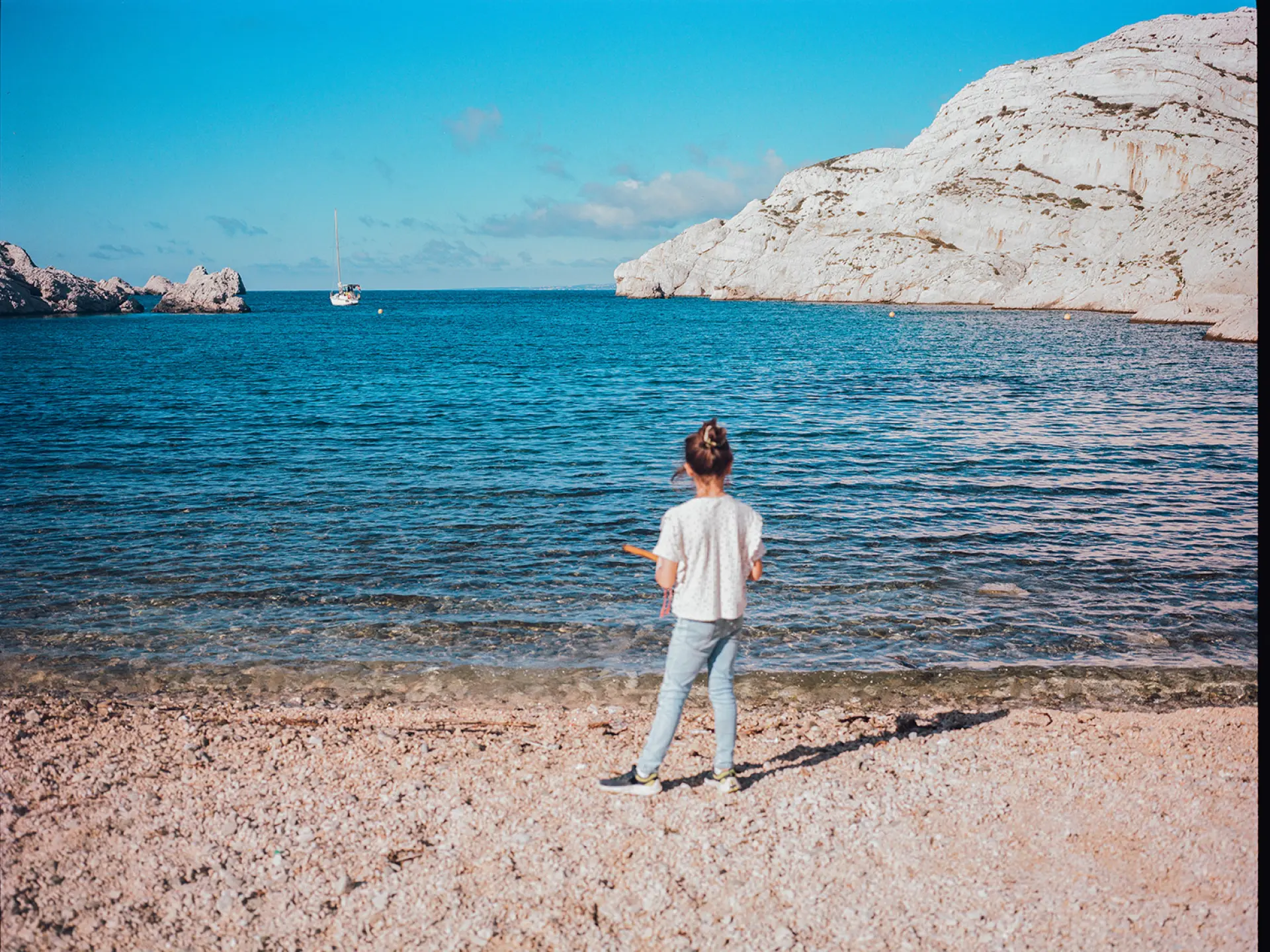 enfant de dos et face a la mer à Marseille