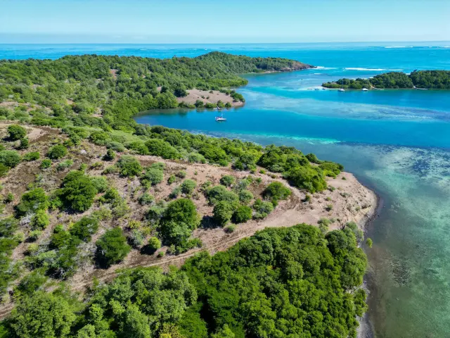 Ilet Chancel Ilet la Grotte Fond blanc de Trapèze Robert Martinique