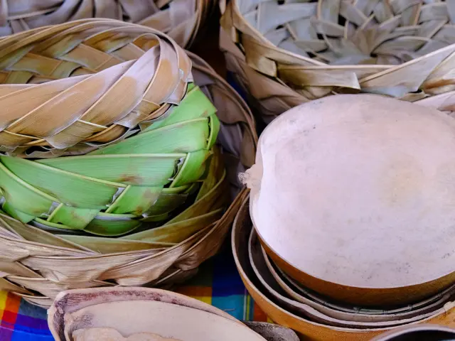 Artisanat local Calebasse Panier feuilles de palmier Marché Martinique
