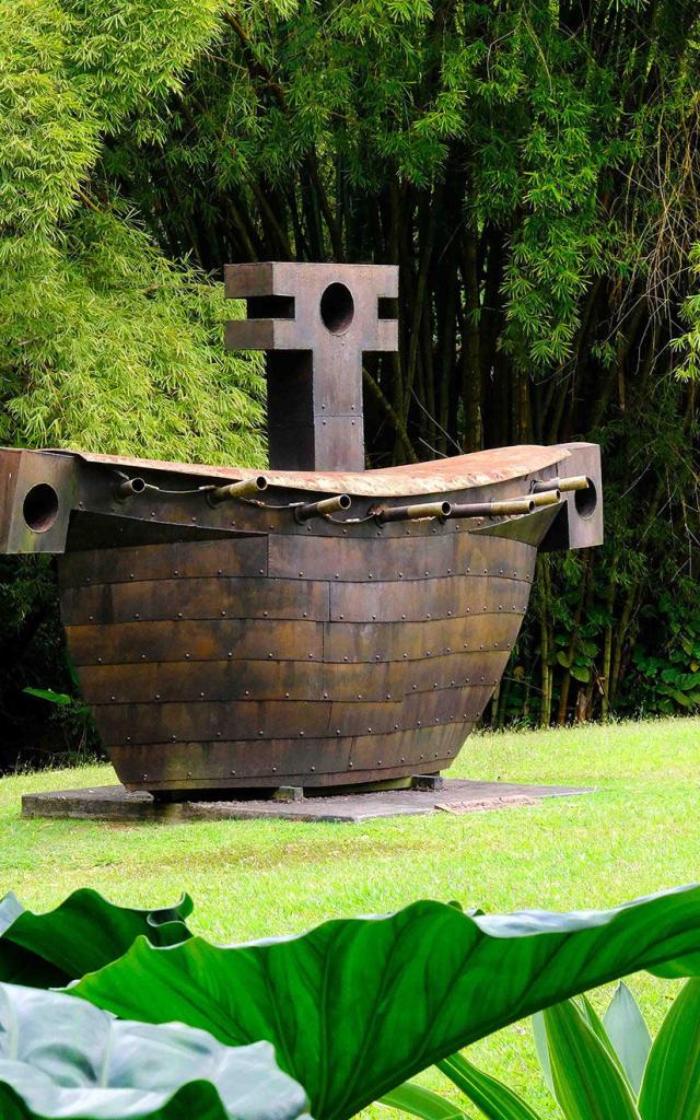 sculpture2-boat-victoranicet-garden-remarkable-Rhumery-House-Saint-Etienne-grosmorne-martinique