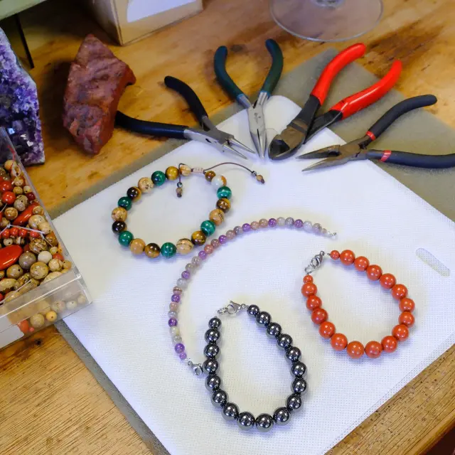 Confection de bijoux Artisan bijoutier Bijonat Trois-îlets Martinique