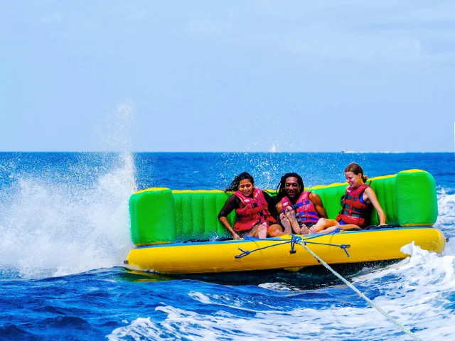 Bouée tractée canapé en famille Cocofly Anse Mitan Les Trois-Îlets Martinique glisse sur la mer turquoise