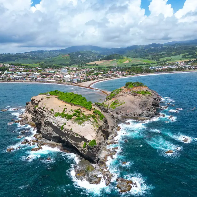 Vue panoramique du Tombolo de Sainte-Marie Martinique avec mer des Caraïbes des deux côtés
