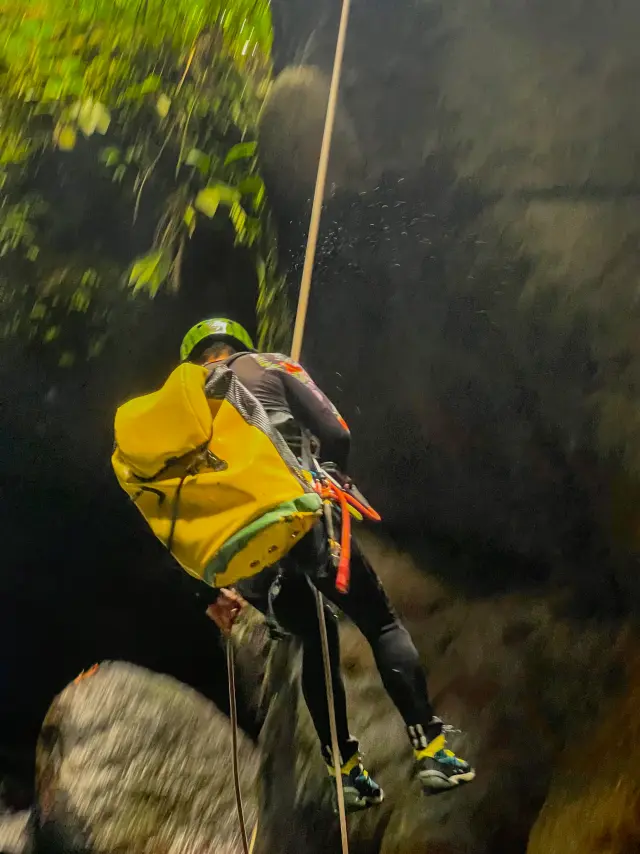 Descente en rappel Canyoning Absalon Bureau de la randonnée et du canyoning Fort-de-France Martinique