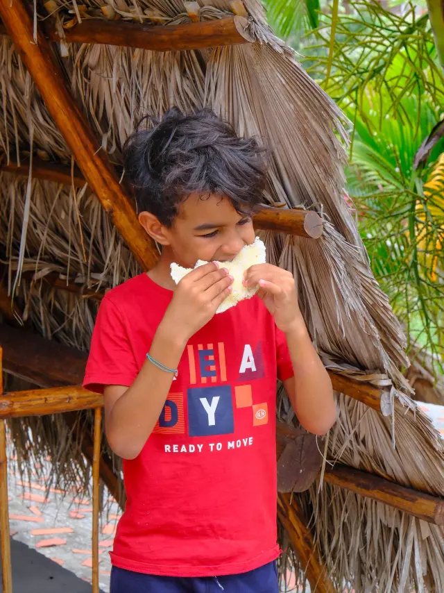 Dégustation d'une Kassav à la confiture de banane La Savane des Esclaves Les Trois-îlets Martinique