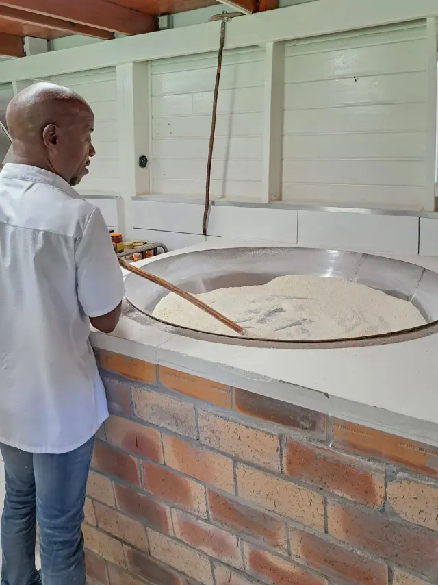 Fabrication de Farine artisanale La Savane des Esclaves Les Trois-îlets Martinique