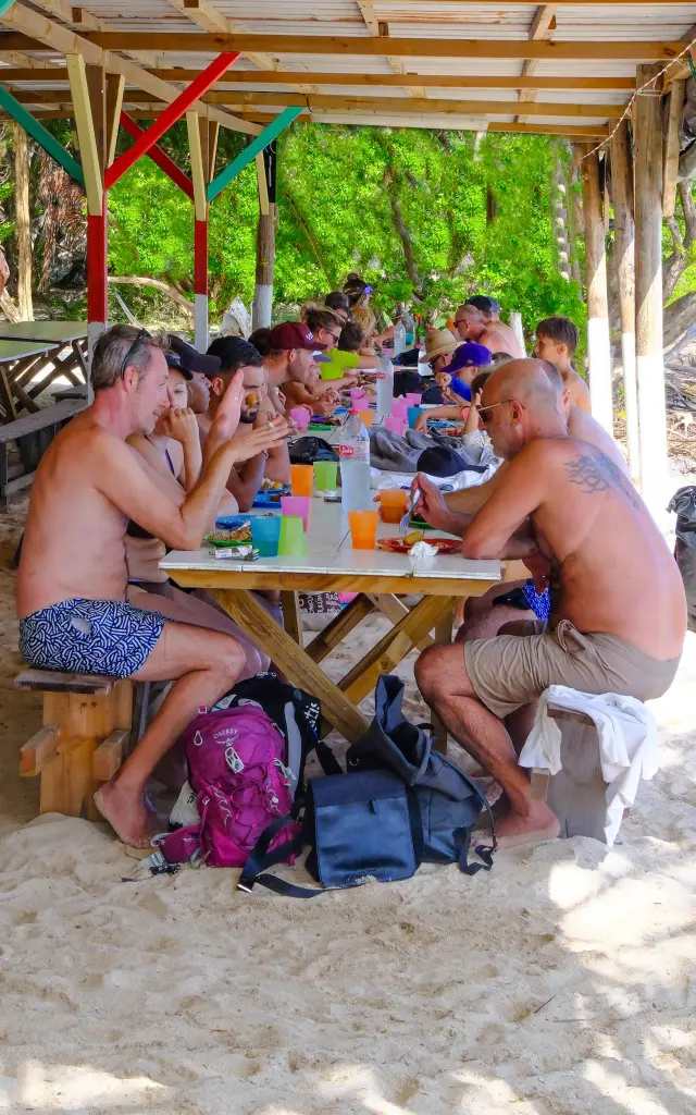 Déjeuner à table les pieds dans le sable Bébêche bikini beach Sainte-Anne Martinique