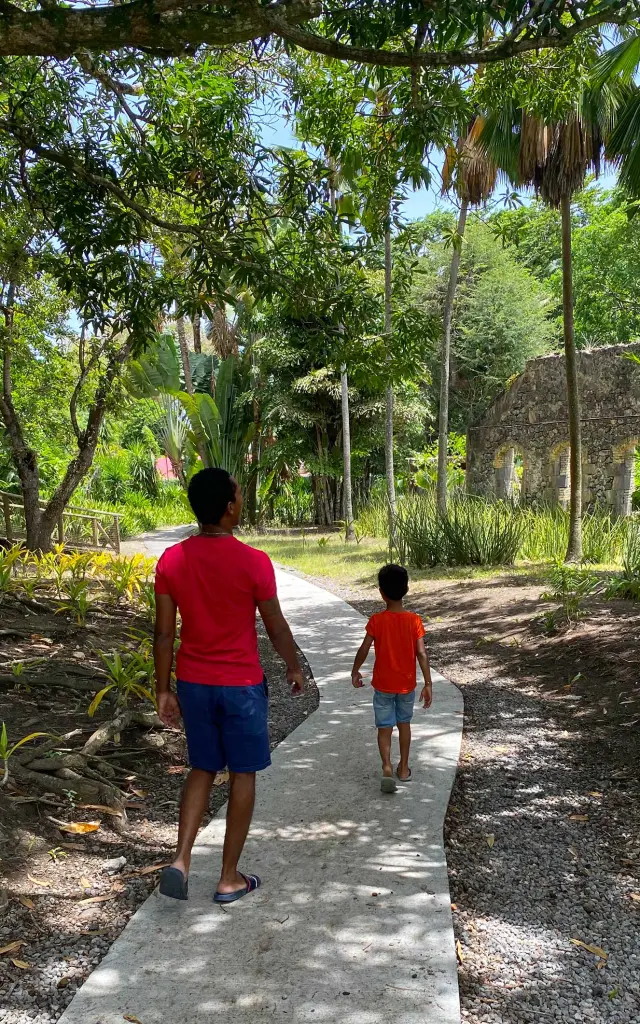 Balade en famille dans le Jardin Zoo de l'Habitation Latouche Carbet Martinique