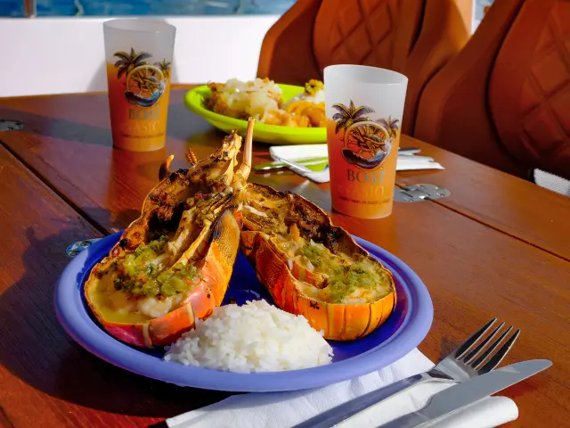 Déjeuner créole à bord du bateau lors d’une sortie avec Boat Evasion