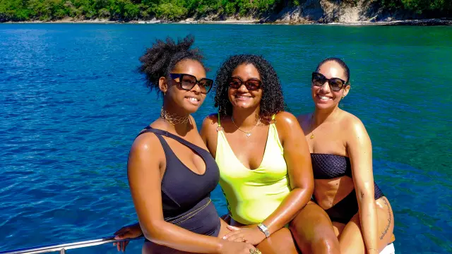 Ambiance conviviale à bord du bateau de Boat Evasion lors d'une journée en mer