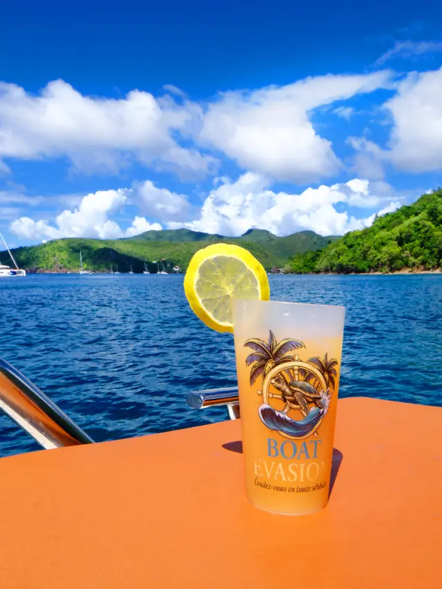 Cocktail maison servi à bord du bateau Boat Evasion en Martinique