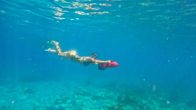 Snorkeling et propulseur sous-marin dans les eaux turquoise de Fond Boucher en Martinique avec Boat Evasion