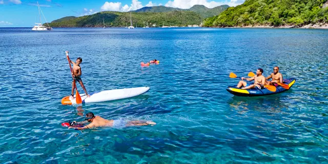 Activités nautiques proposées à bord : paddle, kayak et jeux aquatiques avec Boat Evasion Fort-de-France Martinique