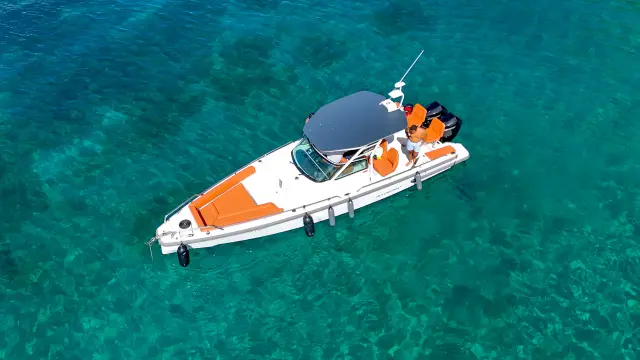 Départ en bateau Axopar 28 T-Top depuis la marina de Fort-de-France