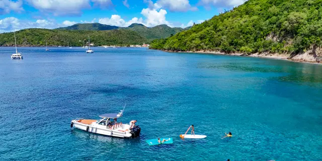 : Déjeuner créole maison servi à bord du bateau lors d’une sortie en mer avec Boat Evasion Martinique