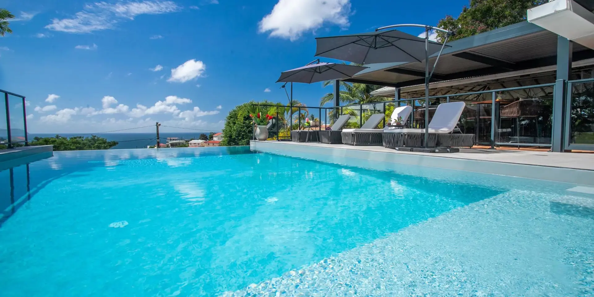 Karibea Squash Hôtel Spa Fort De France Martinique Piscine à débordement Vue Mer