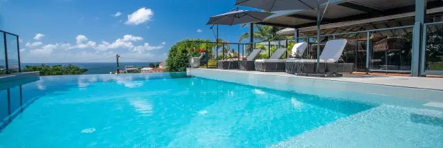 Karibea Squash Hôtel Spa Fort De France Martinique Piscine à débordement Vue Mer