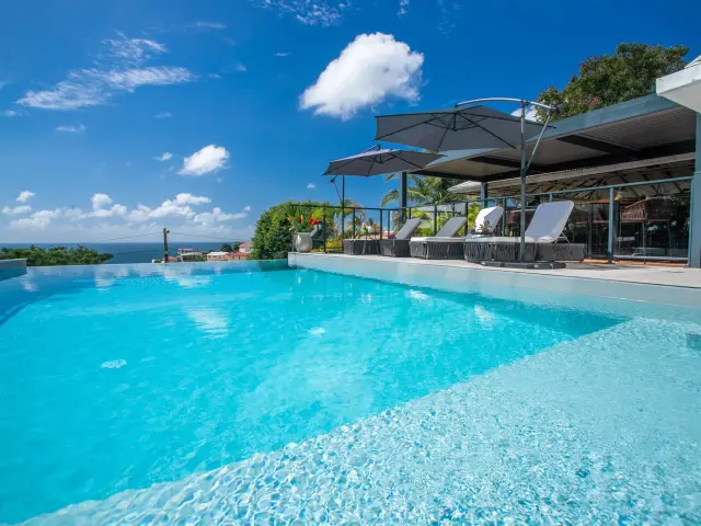 Karibea Squash Hôtel Spa Fort De France Martinique Piscine à débordement Vue Mer