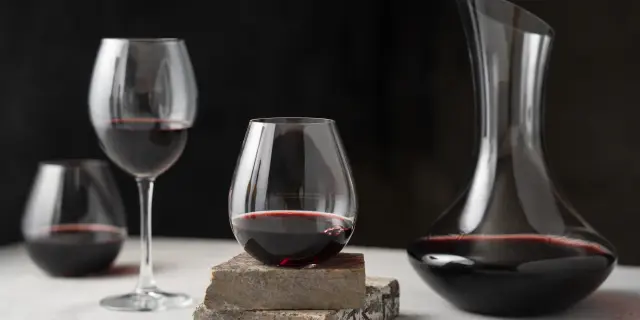 Carafe et Verre à Vin