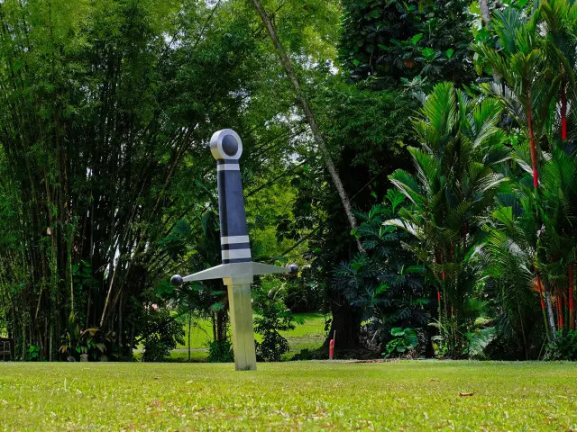 Sculpture Stairway to Heaven de Philippe Perrin Jardin remarquable HSE Rhumerie Habitation Saint-Etienne Gros-Morne Martinique