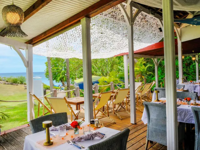 Table dressée face à la mer des Caraïbes Restaurant Les Terrasses d'Ariel Hôtel Pierre & Vacances Sainte-Luce Martinique