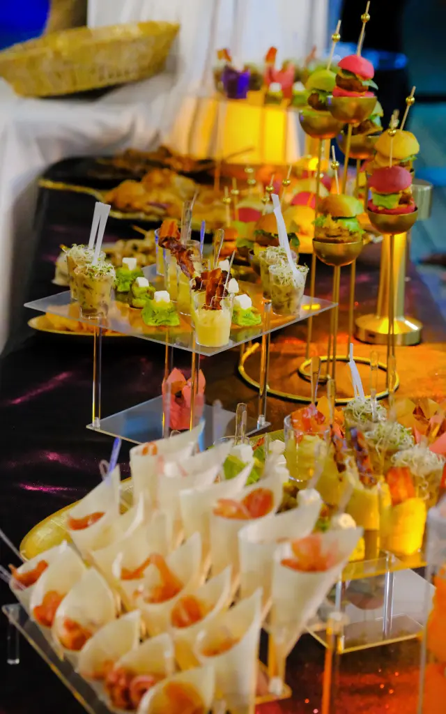Buffet traiteur avec verrines, mini-burgers et bouchées par Les Cocktails d’Ariel Martinique