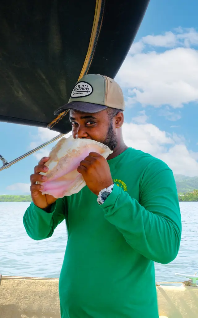 Souffler dans une conque de lambi Le Mantou Trois-îlets Martinique