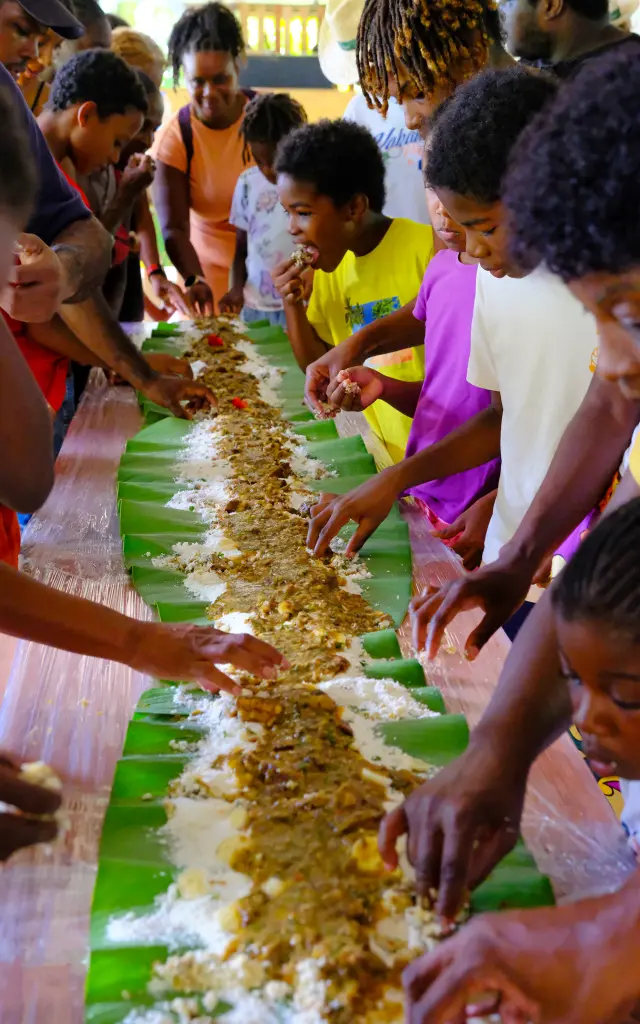 Repas traditionnel trempage partagé autour de grandes tables à Lakoua au Gros-Morne Martinique