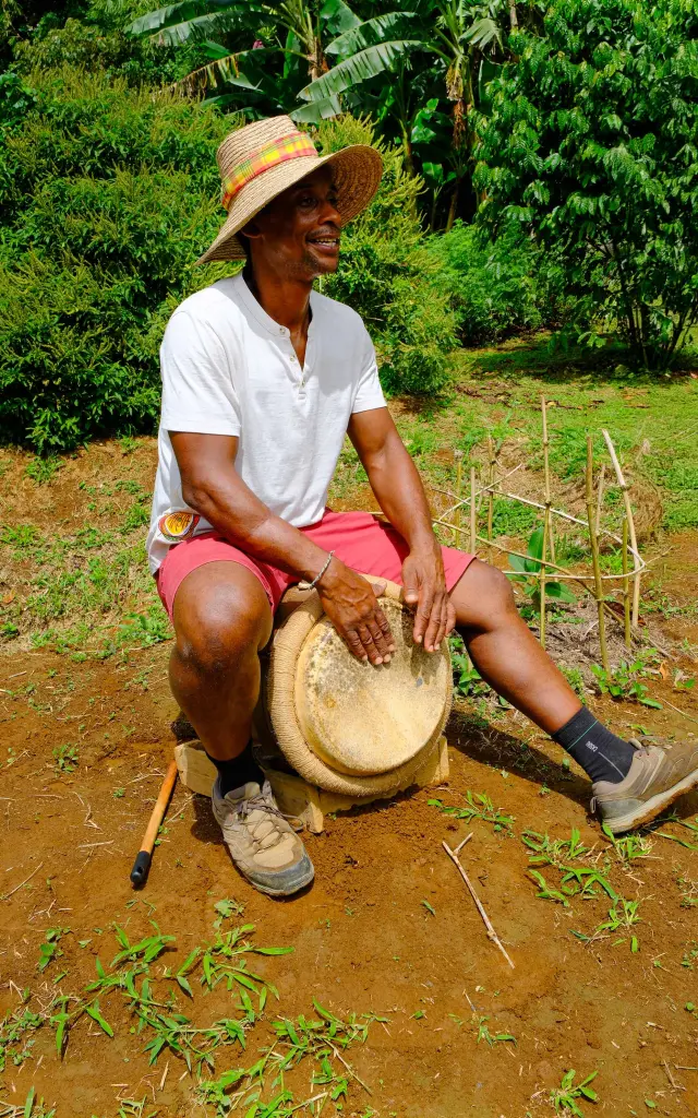 Atelier Lafouyété : labour de la terre au rythme du tambour bèlè à Lakoua.