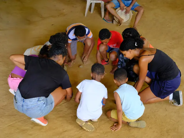 Jeux traditionnels martiniquais pour enfants à la ferme Lakoua, Gros-Morne