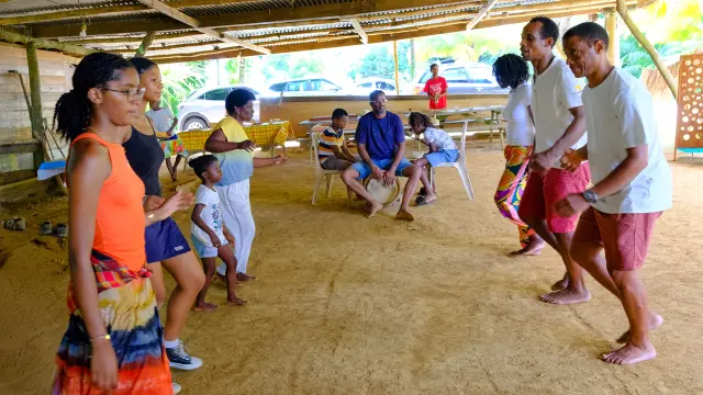 Initiation à la danse bèlè et tambour traditionnel à la ferme Lakoua, Gros-Morne, Martinique.