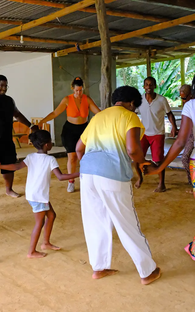 Danse traditionnelle bèlè en groupe pour petits et grands à Lakoua Gros-Morne Martinique