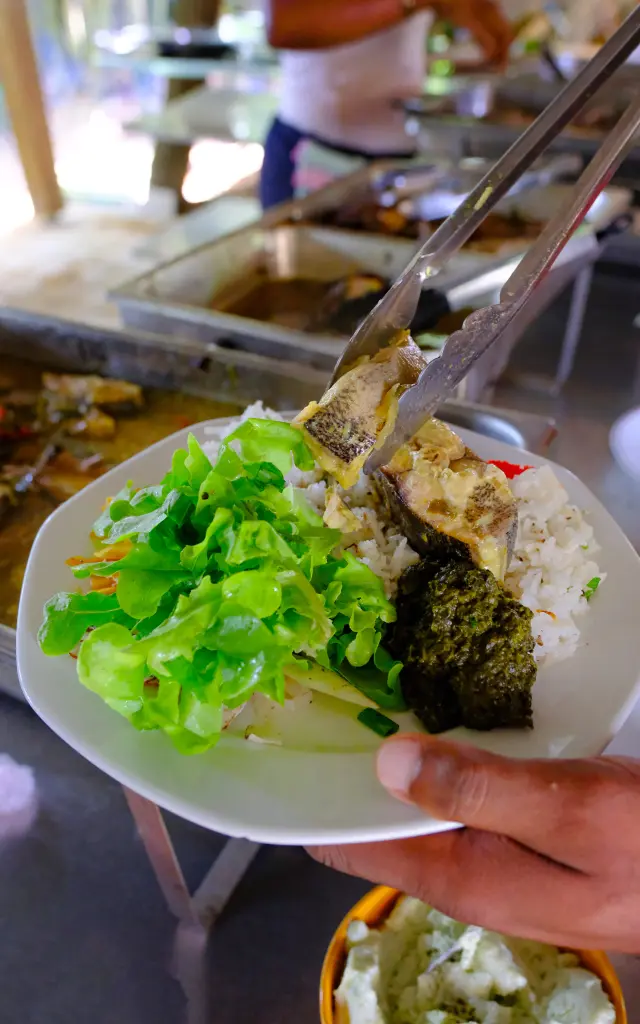 Repas créole partagé en plein air à la ferme écologique Lakoua, Gros-Morne, Martinique.