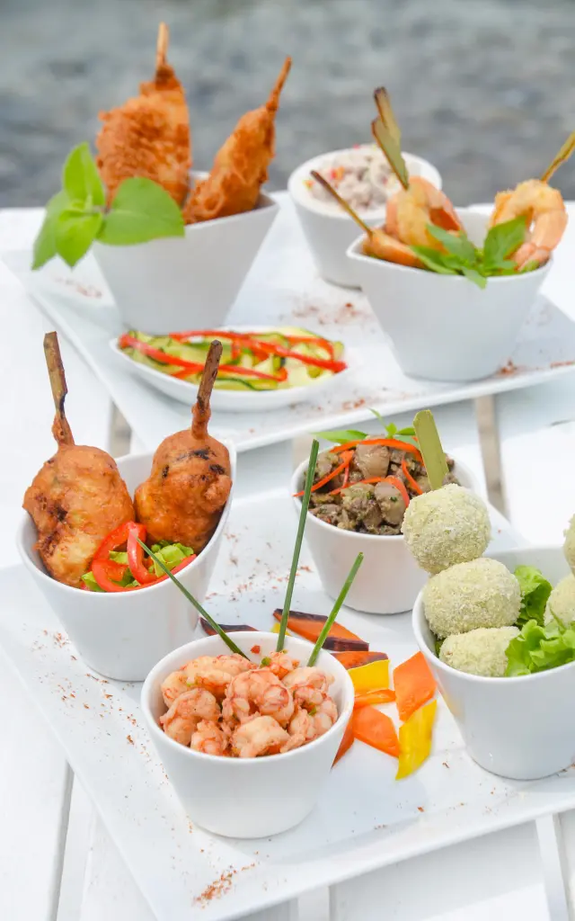 Assortiment de tapas créoles (tartare de poisson, accras, féroce d'avocat) face à la mer Restaurant Lekano Troisilets Martinique