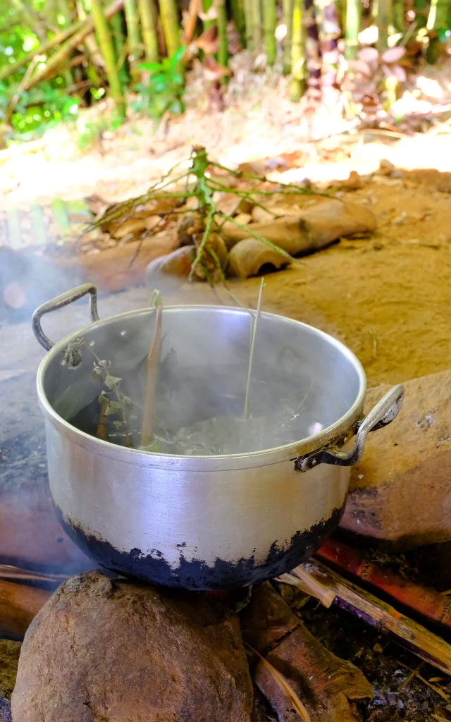 Cuisson traditionnelle au feu de bois lors d’un atelier culinaire à Lakoua.