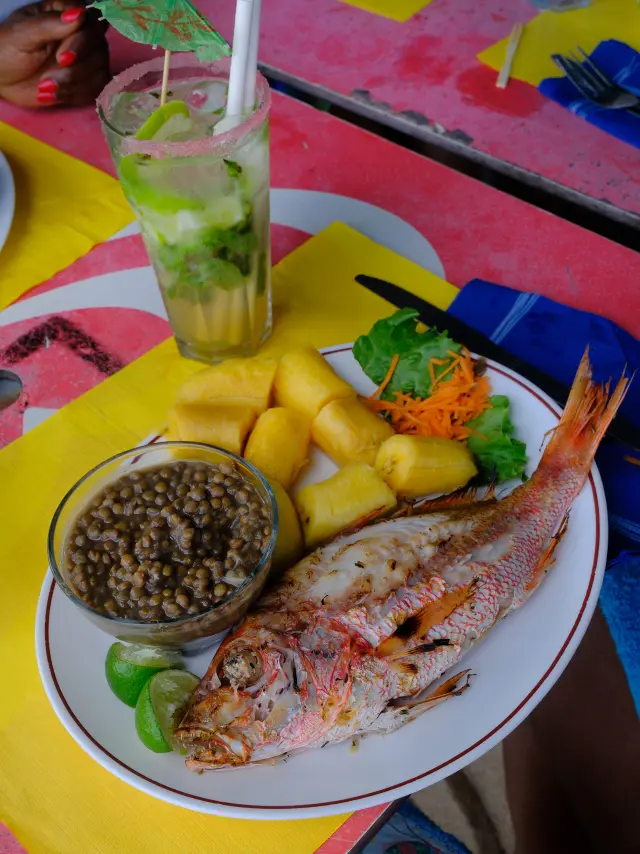 Déjeuner créole Vivaneau grillé Légumes pays Martinique