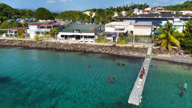 Vue extérieur du bar-lounge Le Kano, vue imprenable sur la baie Les pieds dans l'eau Le Kano Trois-îlets Martinique