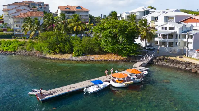 Donuts BBQ Chill à l’Anse Mitan Trois-Îlets, navigation facile en mer turquoise de Martinique