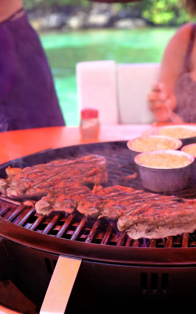Menu barbecue complet avec viande, poisson et accompagnements à bord du Donuts BBQ Chill