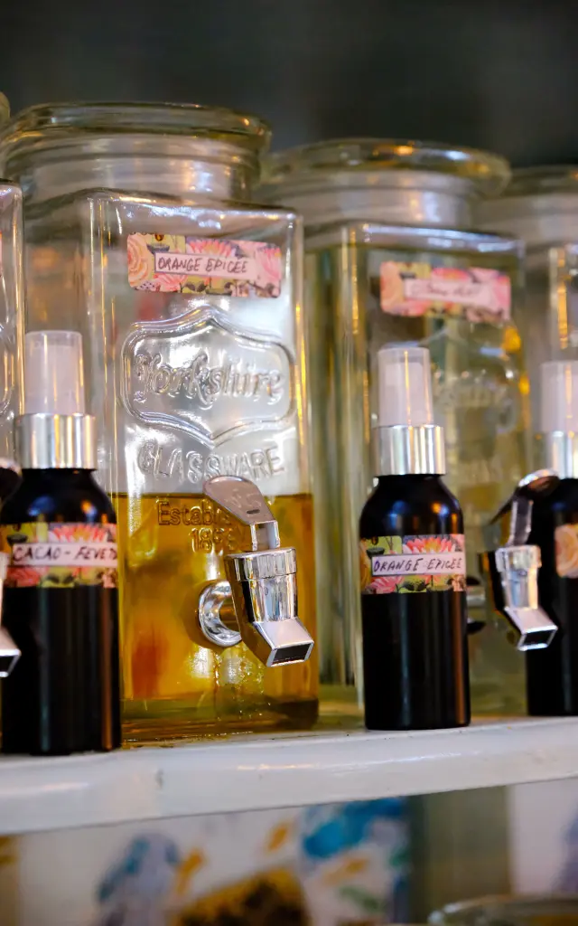 Étagères de parfums Parfumerie artisanale 1001 Senteurs Martinique : senteurs goyave, monoï, cacao-orange