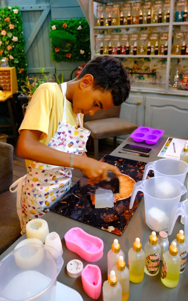 Atelier de création de savons 1001 : travail de la glycérine Senteurs Trois-îlets Martinique