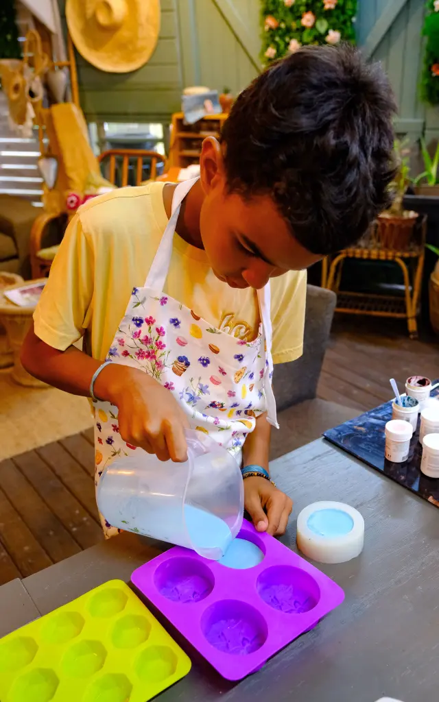Atelier de création de savons : remplissage de moules à savons 1001 Senteurs Trois-îlets Martinique