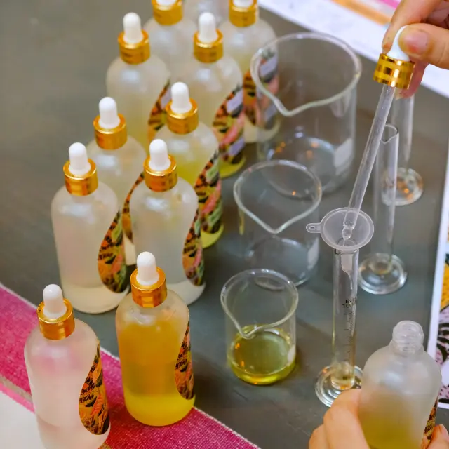 Atelier de création de parfums Flacons et pipettes de fragrances tropicales 1001 senteurs Trois-îlets Martinique
