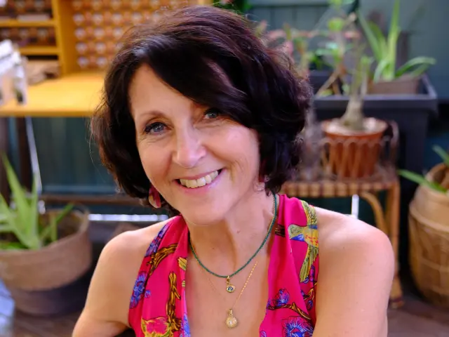 Créatrice Dominique de 1001 Senteurs en plein atelier savonnerie-parfumerie artisanale Martinique