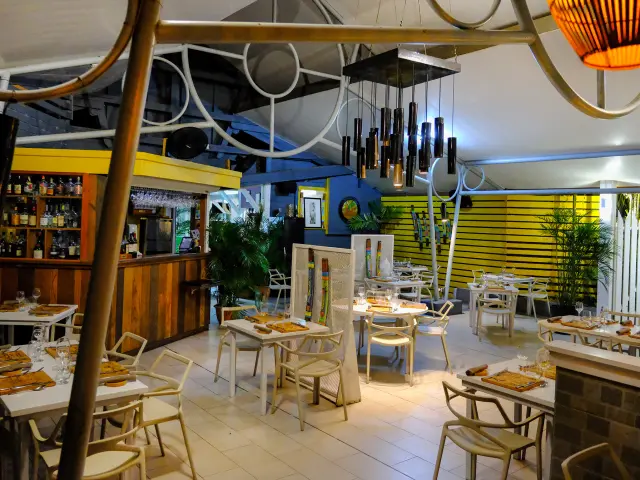 Salle du restaurant Carte Blanche by Harold Trois-Îlets Martinique décor moderne et ambiance chaleureuse