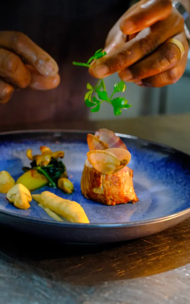 Cuisine et dressage d'un plat gastronomique Restaurant Carte Blanche Trois-îlets Martinique
