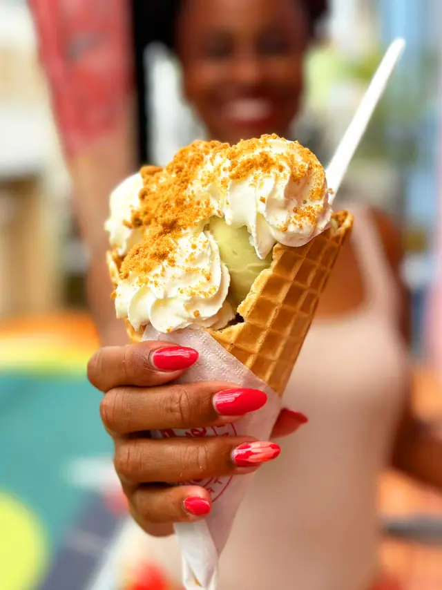 Cornet de glace avec chantilly et topping Passion Givrée Schoelcher Martinique