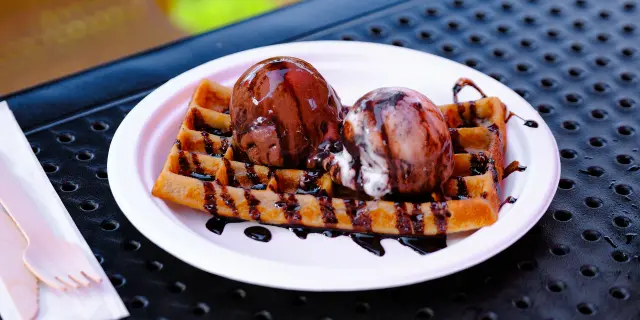 Gaufre avec boule de glace et coulis chocolat Passion Givrée Schoelcher Martinique