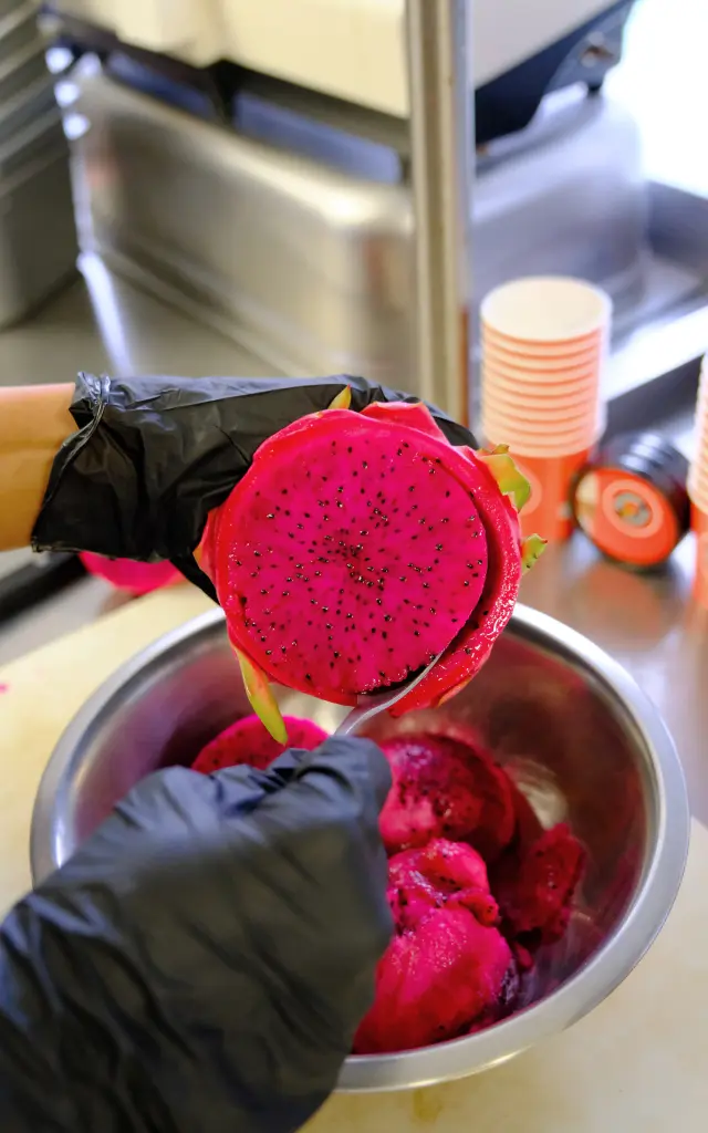 Découpe pitaya Passion Givrée Schoelcher Martinique